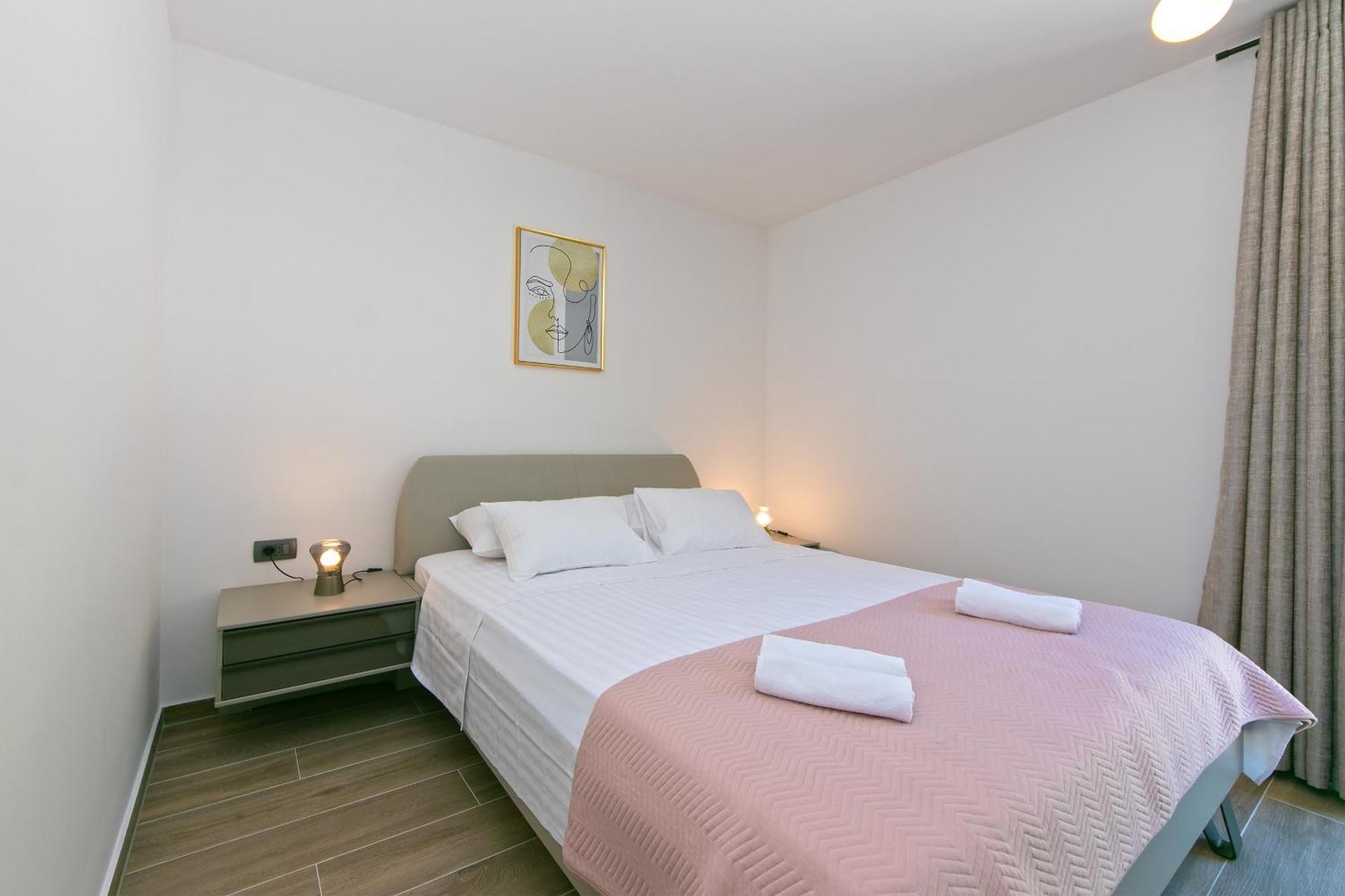 Apartments By The Sea Brela, Makarska - 6007 Kültér fotó